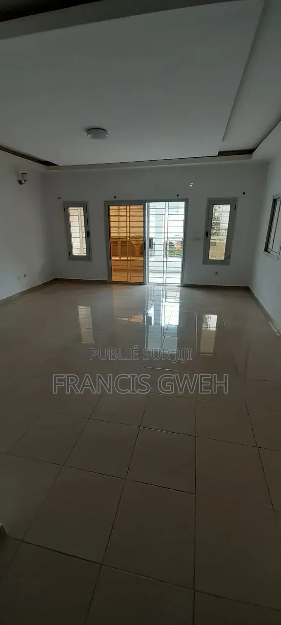 5chbre Duplex dans Francis Gweh, Cocody à Louer