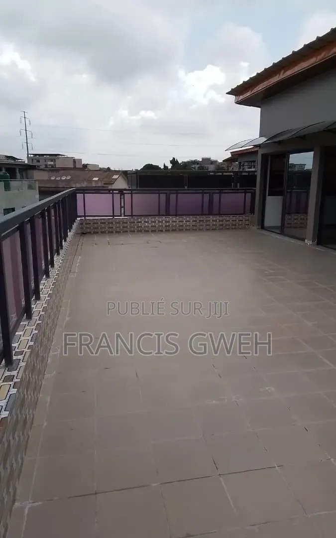 11chbre Duplex dans Francis Gweh, Cocody à Louer