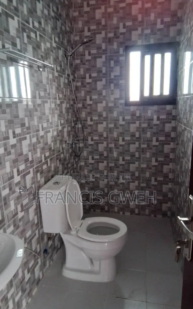 11chbre Duplex dans Francis Gweh, Cocody à Louer