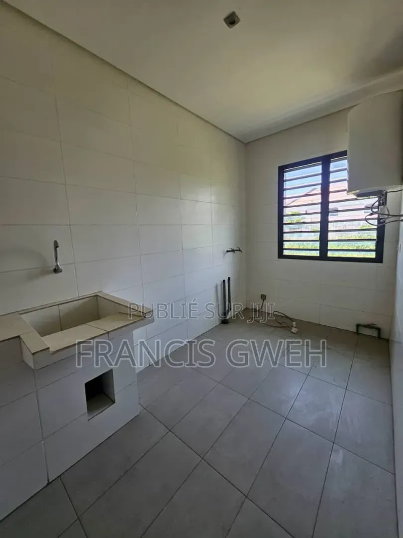 3chbre Appartement dans Francis Gweh, Cocody à Louer
