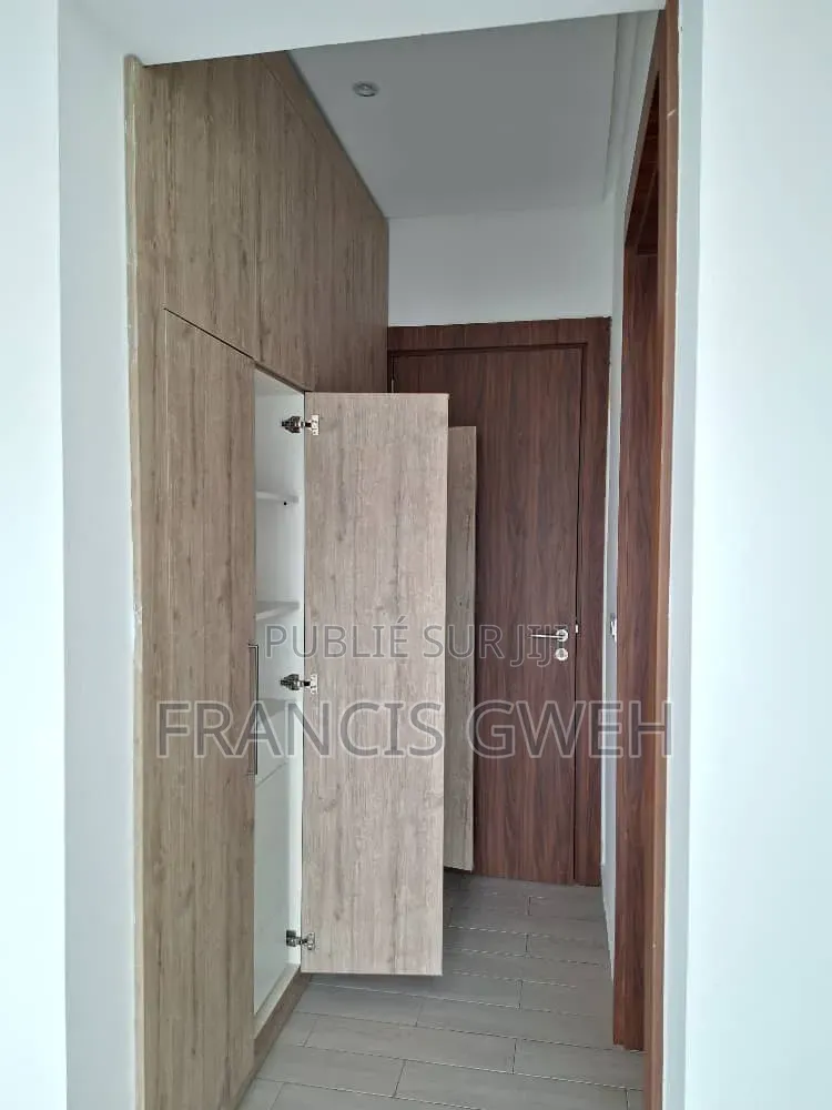 3chbre Appartement dans Francis Gweh, Cocody à Louer