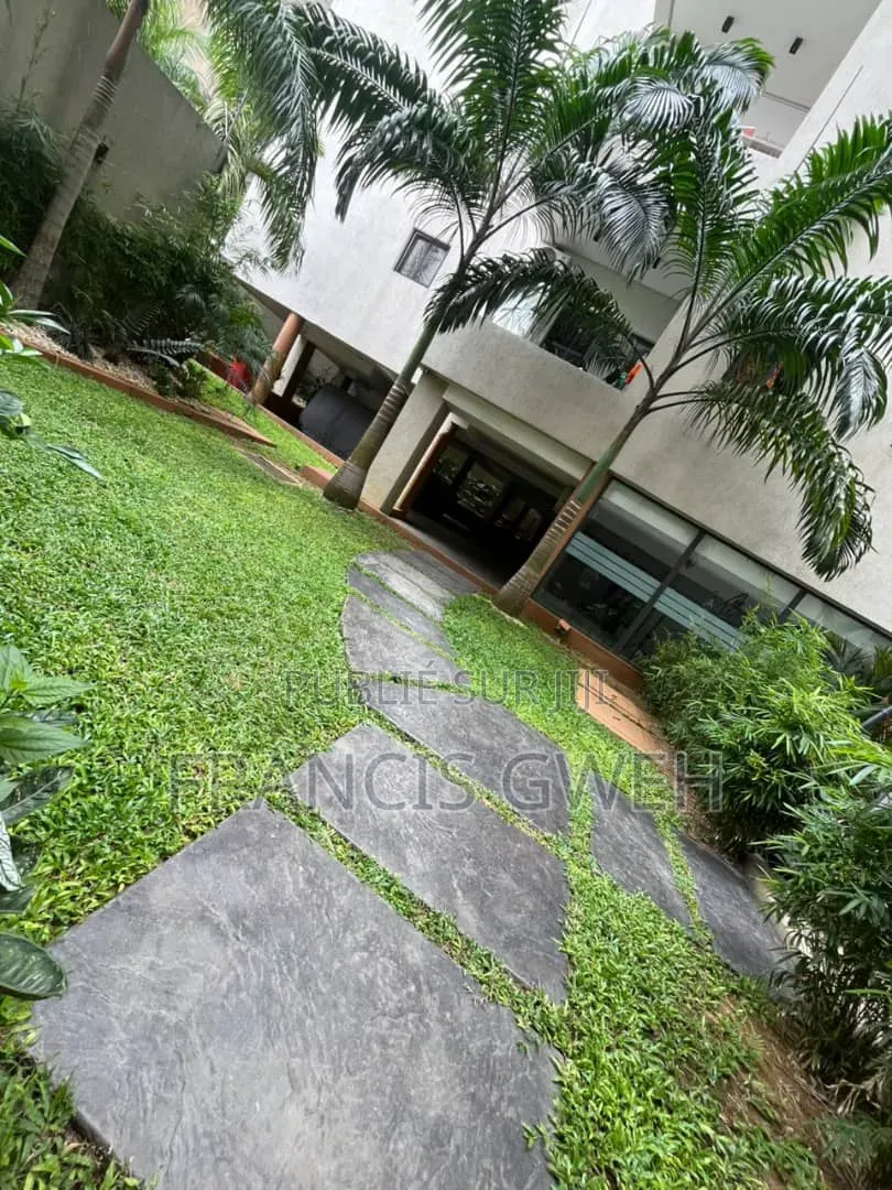 3chbre Appartement dans Francis Gweh, Cocody à Louer