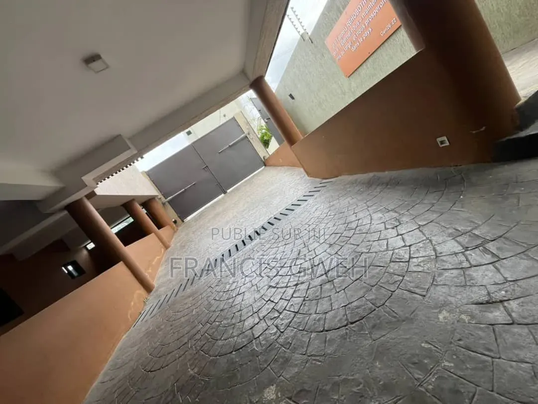 3chbre Appartement dans Francis Gweh, Cocody à Louer