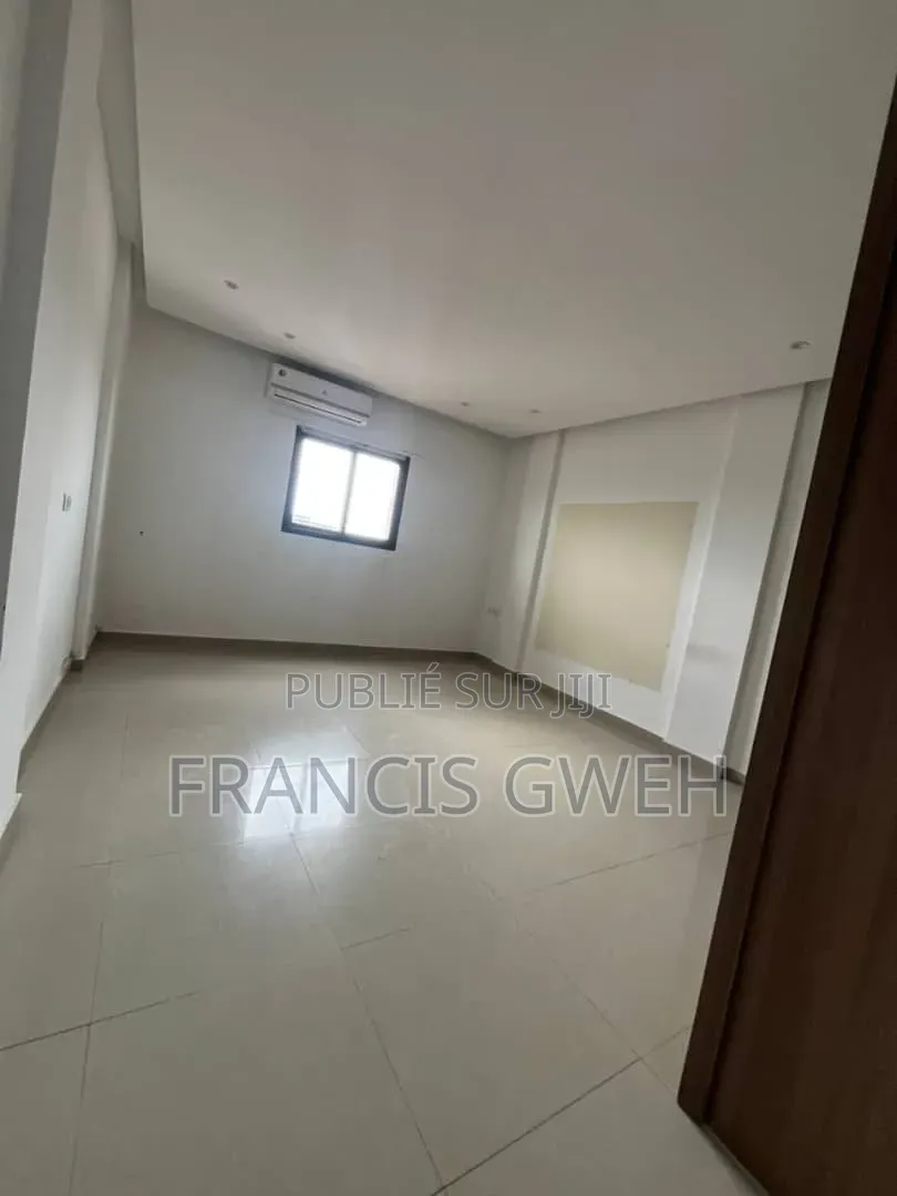 3chbre Appartement dans Francis Gweh, Cocody à Louer