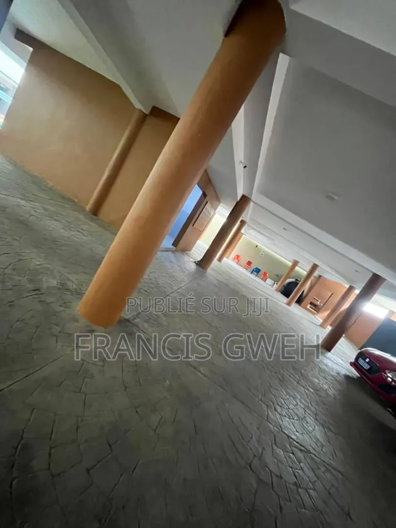 3chbre Appartement dans Francis Gweh, Cocody à Louer