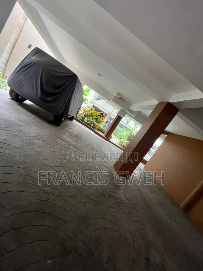 3chbre Appartement dans Francis Gweh, Cocody à Louer