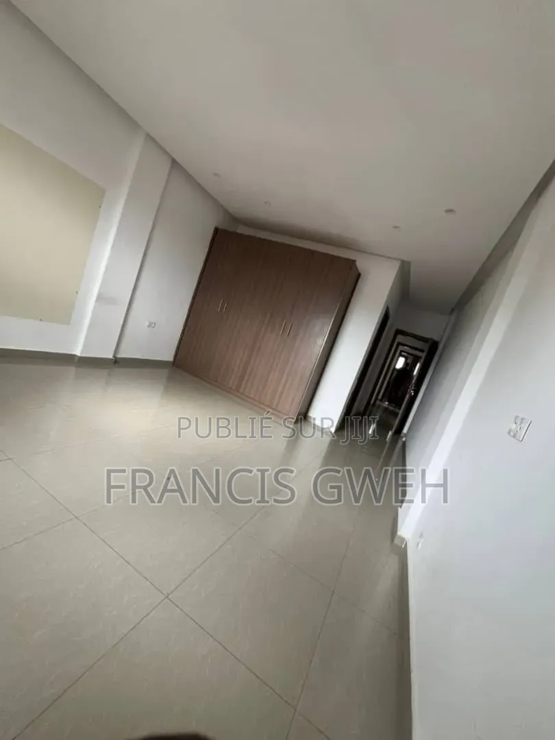 3chbre Appartement dans Francis Gweh, Cocody à Louer