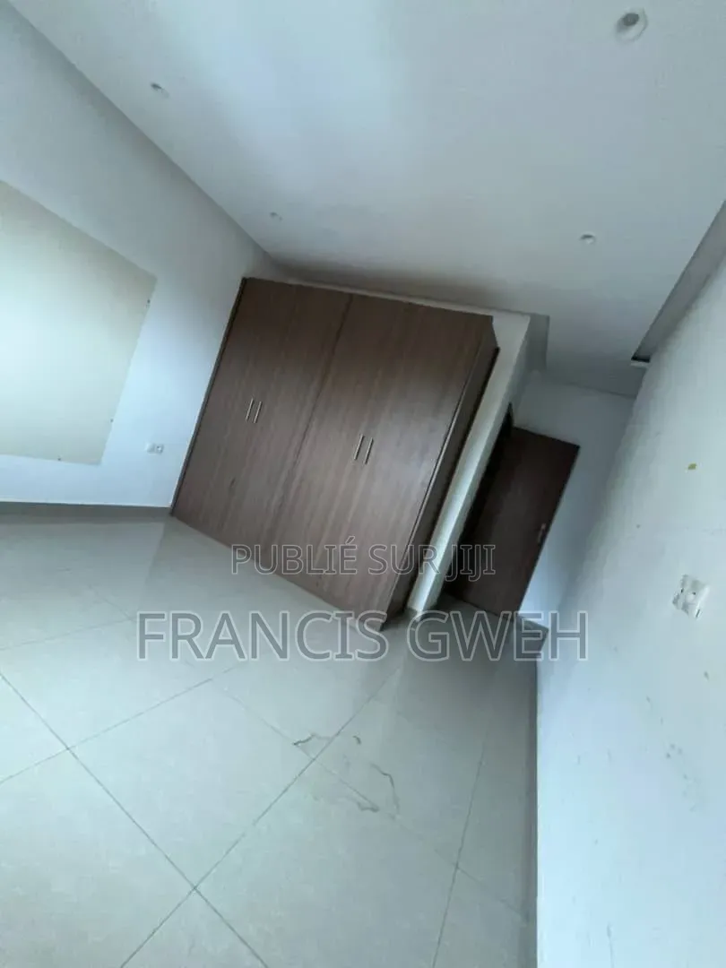 3chbre Appartement dans Francis Gweh, Cocody à Louer