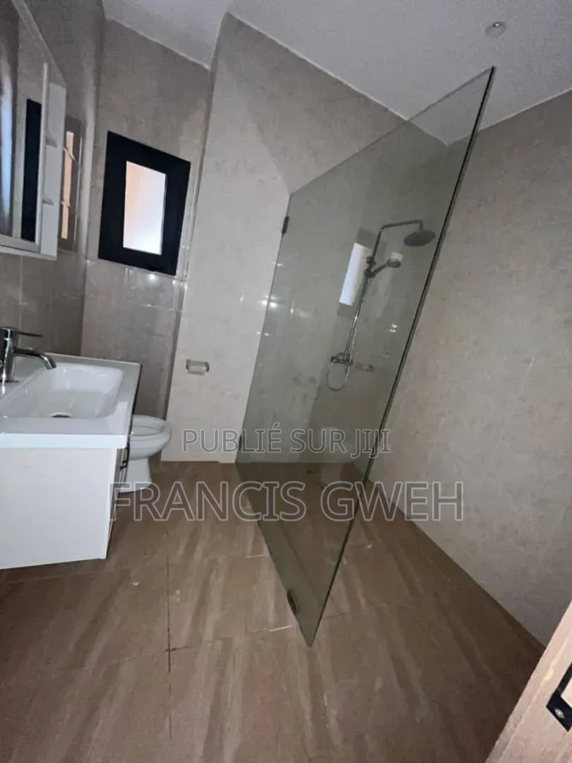 3chbre Appartement dans Francis Gweh, Cocody à Louer