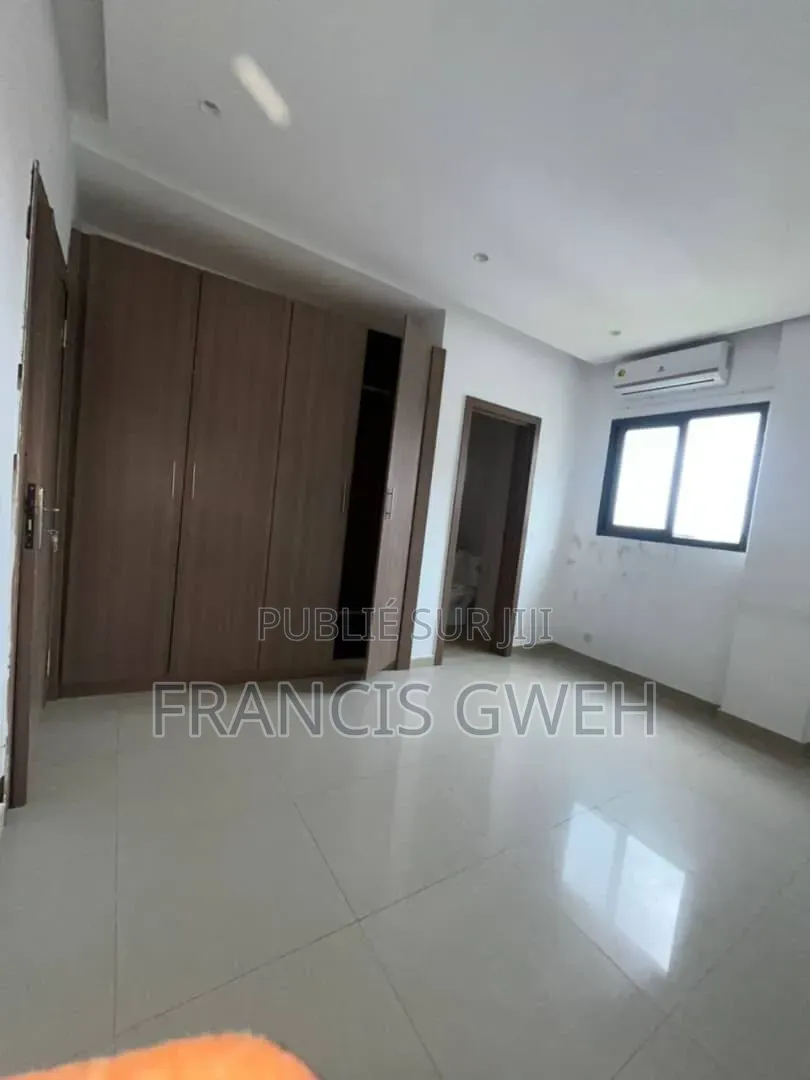 3chbre Appartement dans Francis Gweh, Cocody à Louer