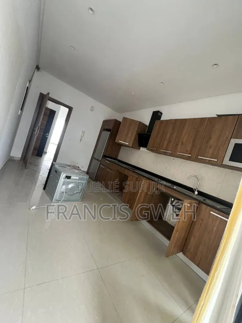 3chbre Appartement dans Francis Gweh, Cocody à Louer
