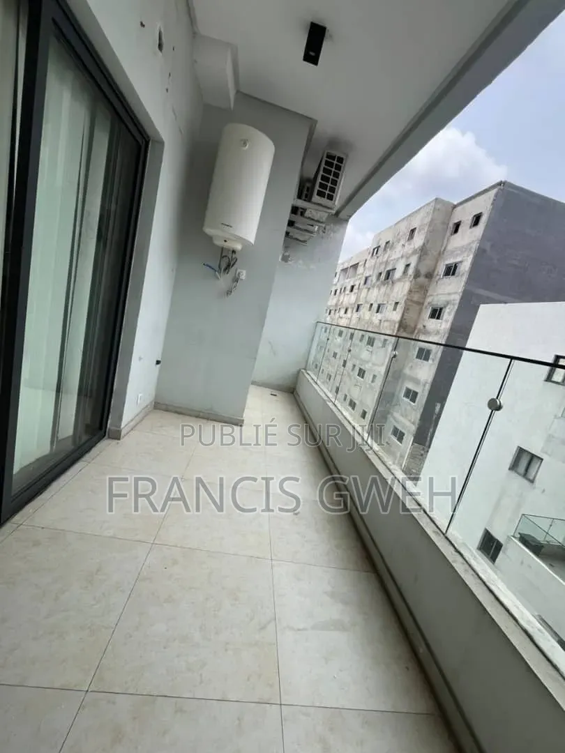 3chbre Appartement dans Francis Gweh, Cocody à Louer