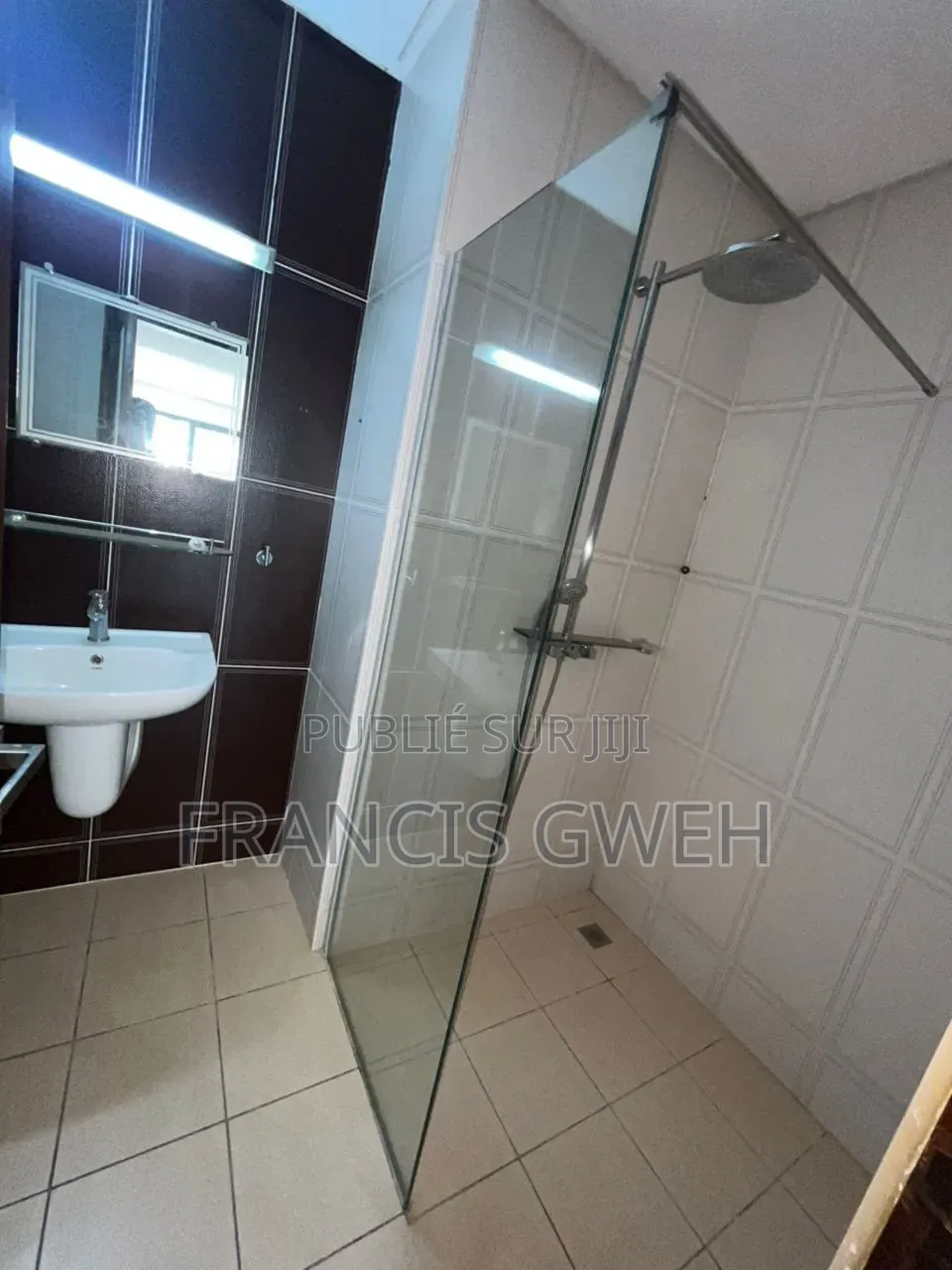 3chbre Appartement dans Francis Gweh, Cocody à Louer