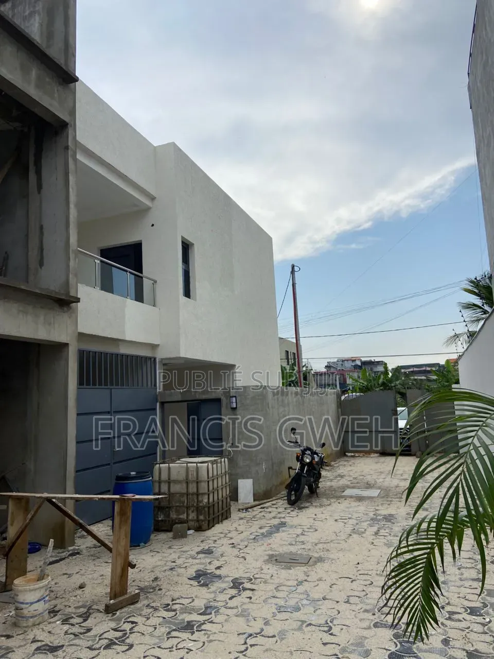 5chbre Duplex dans Francis Gweh, Cocody à Louer