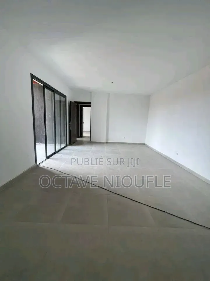 2chbre Appartement dans , Cocody à Vendre
