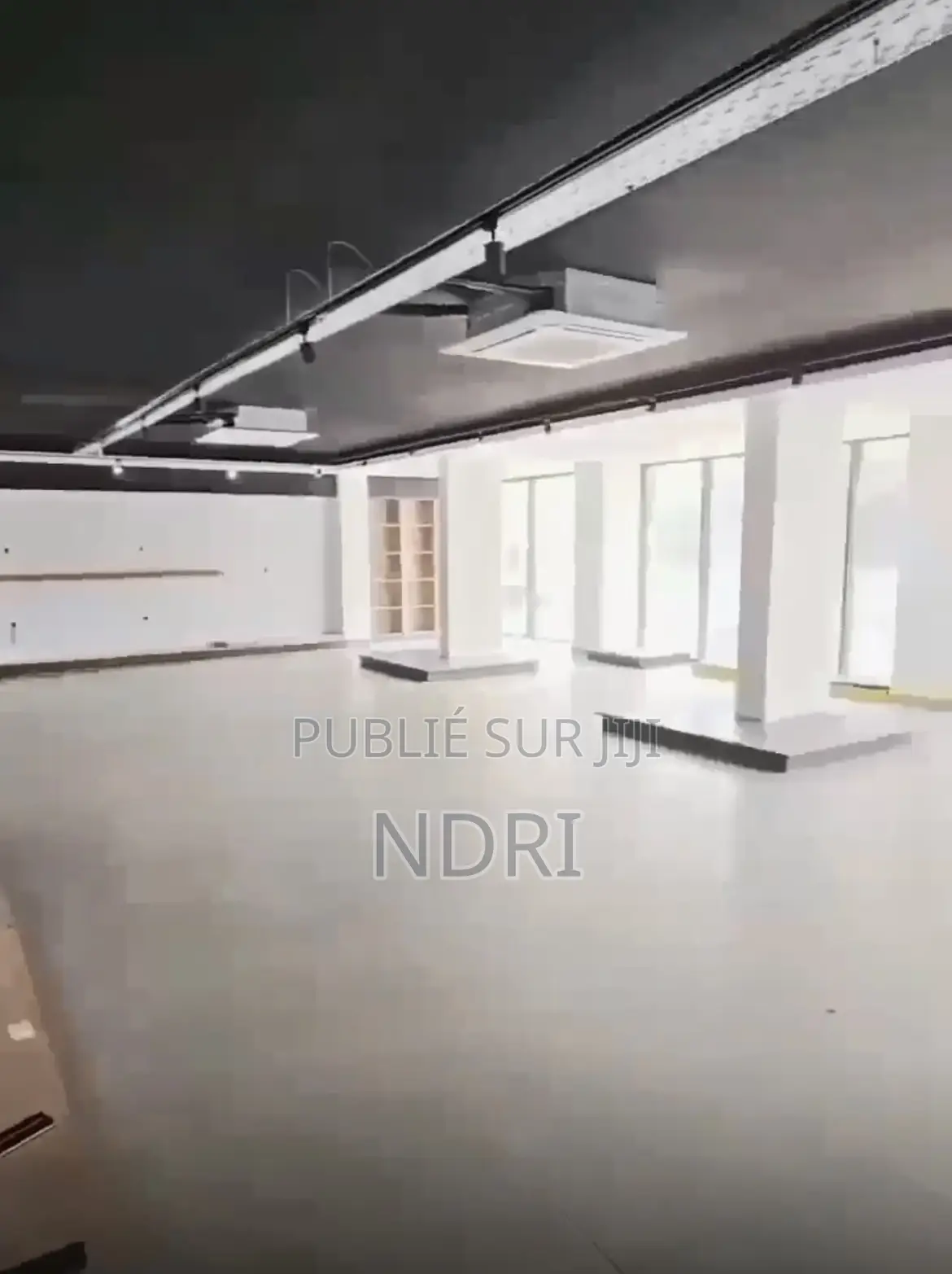 Showroom 600m2 À Louer À Angre 9e Tranche