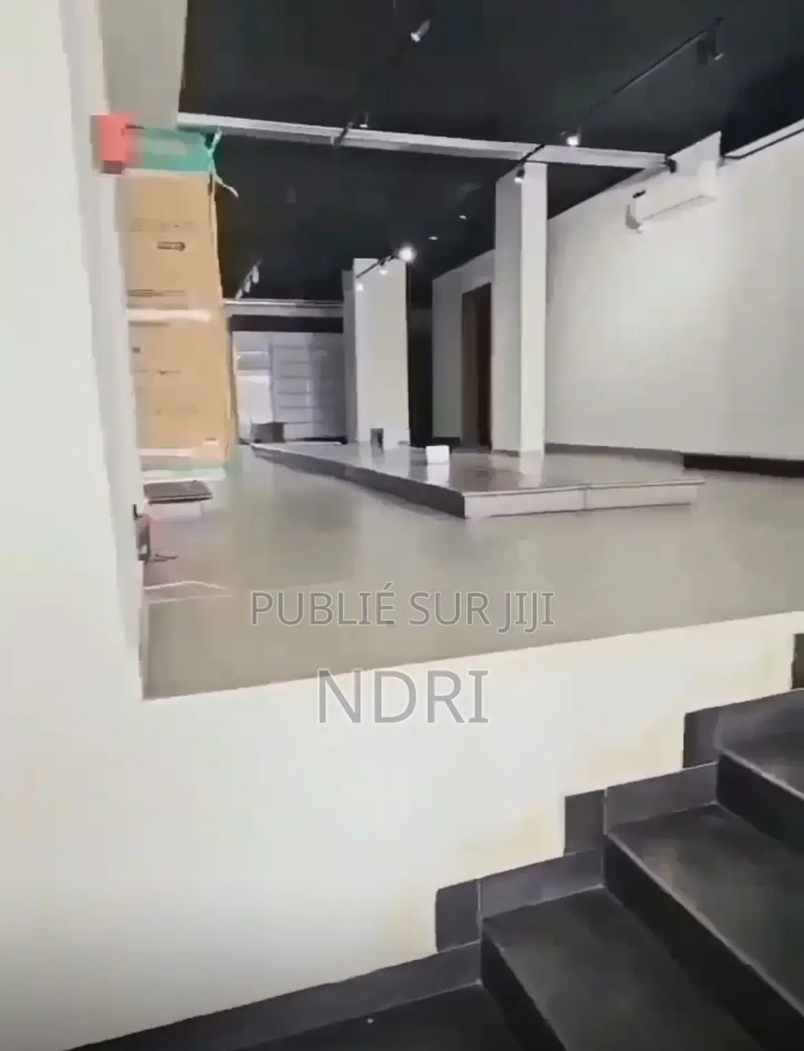Showroom 600m2 À Louer À Angre 9e Tranche