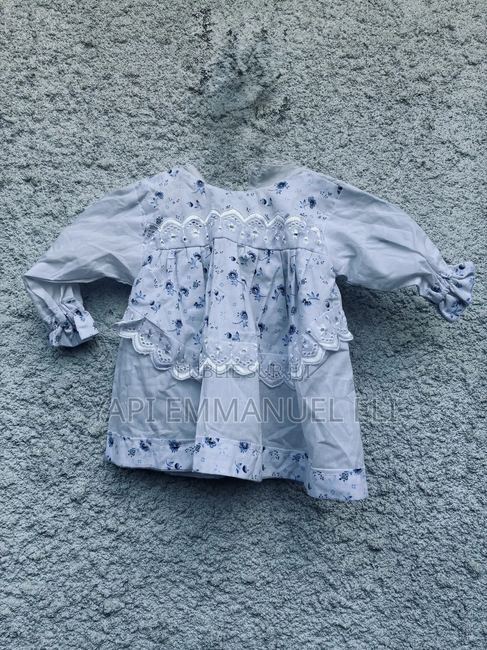 Robe Blanche Et Bleue À Manches Longue