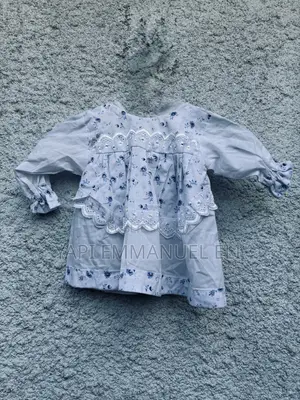 Robe Blanche Et Bleue À Manches Longue
