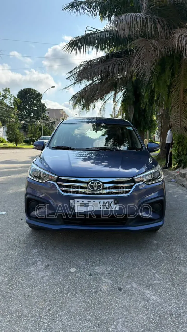 Toyota Rumion 2024 Gris