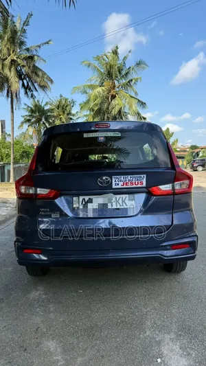 Toyota Rumion 2024 Gris
