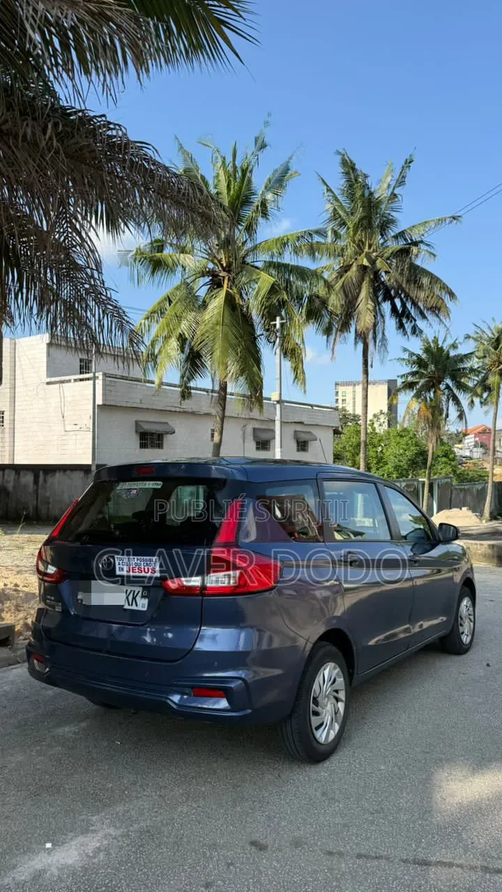 Toyota Rumion 2024 Gris
