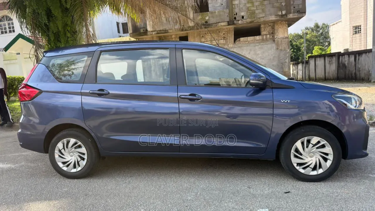 Toyota Rumion 2024 Gris