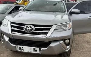 Toyota Fortuner 2025 Gris