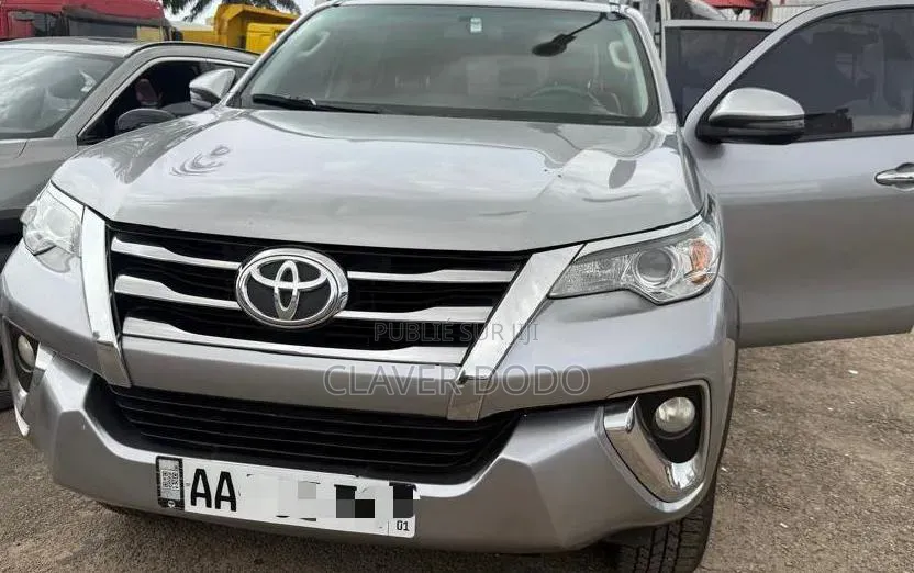 Toyota Fortuner 2025 Gris