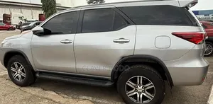 Toyota Fortuner 2025 Gris