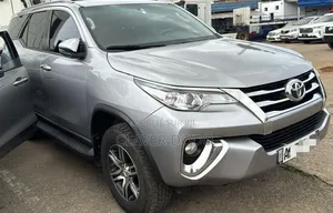 Toyota Fortuner 2025 Gris