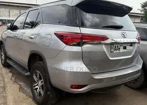 Toyota Fortuner 2025 Gris