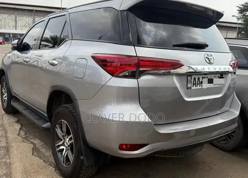 Toyota Fortuner 2025 Gris