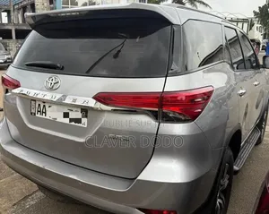 Toyota Fortuner 2025 Gris
