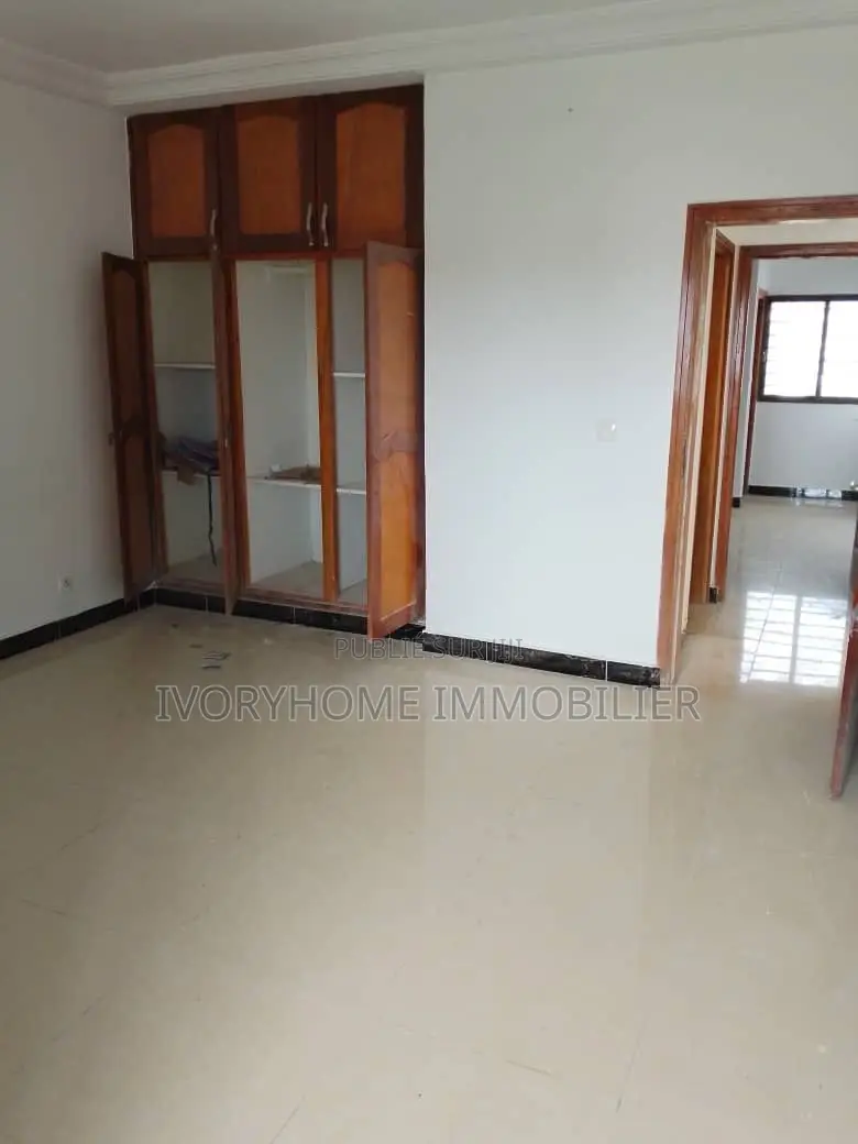 2chbre Appartement dans Cocody à Louer