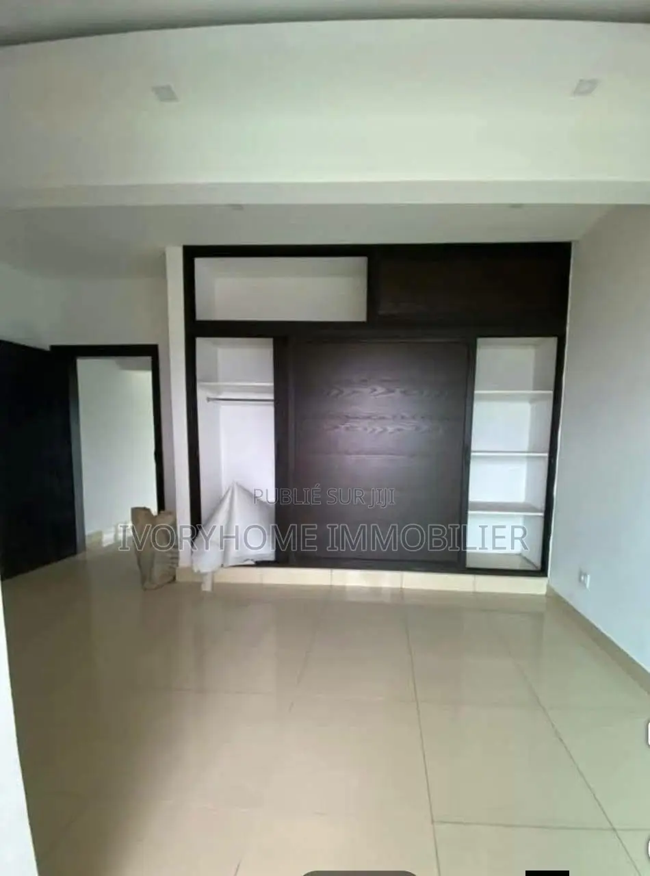 1chbre Appartement dans Cocody à Louer