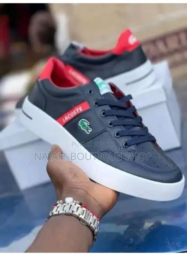 Baskets Lacoste Pour Homme Associe Une Tige en Cuir Noir
