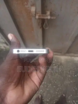 Apple iPhone SE (2022) 64 GB Noir
