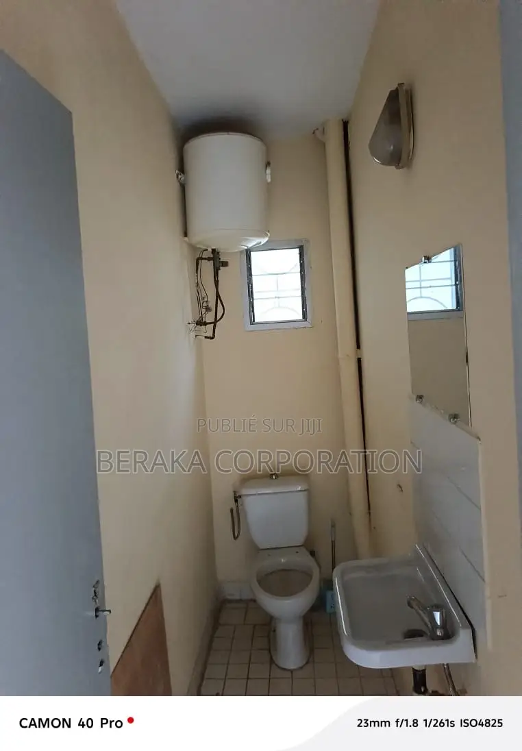 6chbre Maison dans Beraka Corporation, Cocody à Vendre