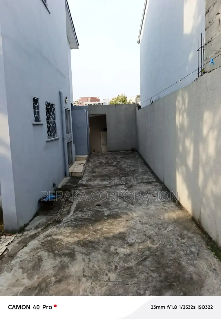 6chbre Maison dans Beraka Corporation, Cocody à Vendre