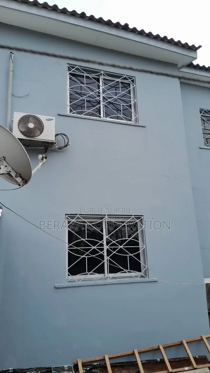 6chbre Maison dans Beraka Corporation, Cocody à Vendre