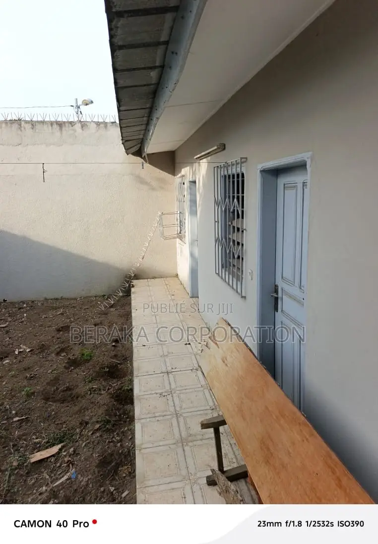 6chbre Maison dans Beraka Corporation, Cocody à Vendre