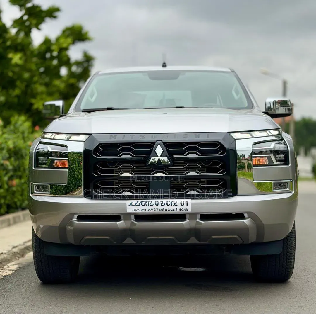 Mitsubishi L200 2025 Gris