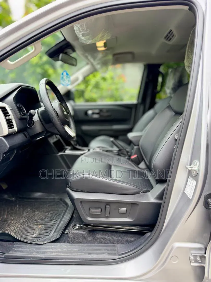 Mitsubishi L200 2025 Gris