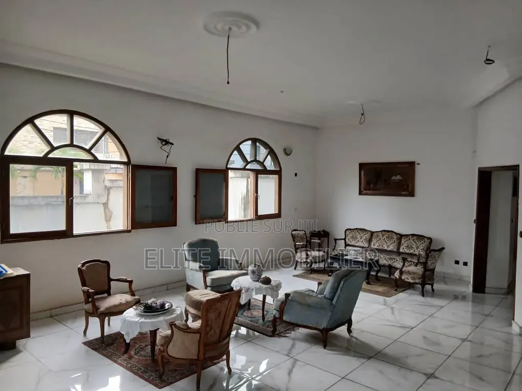 Meublé 8chbre Duplex dans Cocody Riviera à Vendre