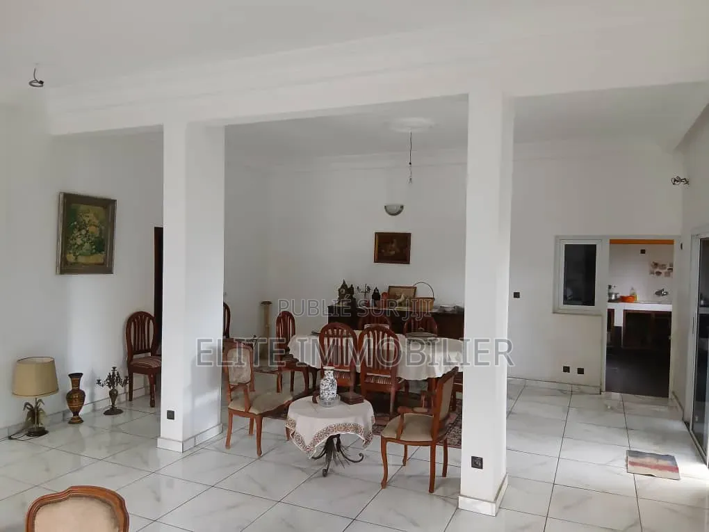 Meublé 8chbre Duplex dans Cocody Riviera à Vendre