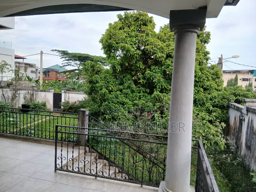Meublé 8chbre Duplex dans Cocody Riviera à Vendre