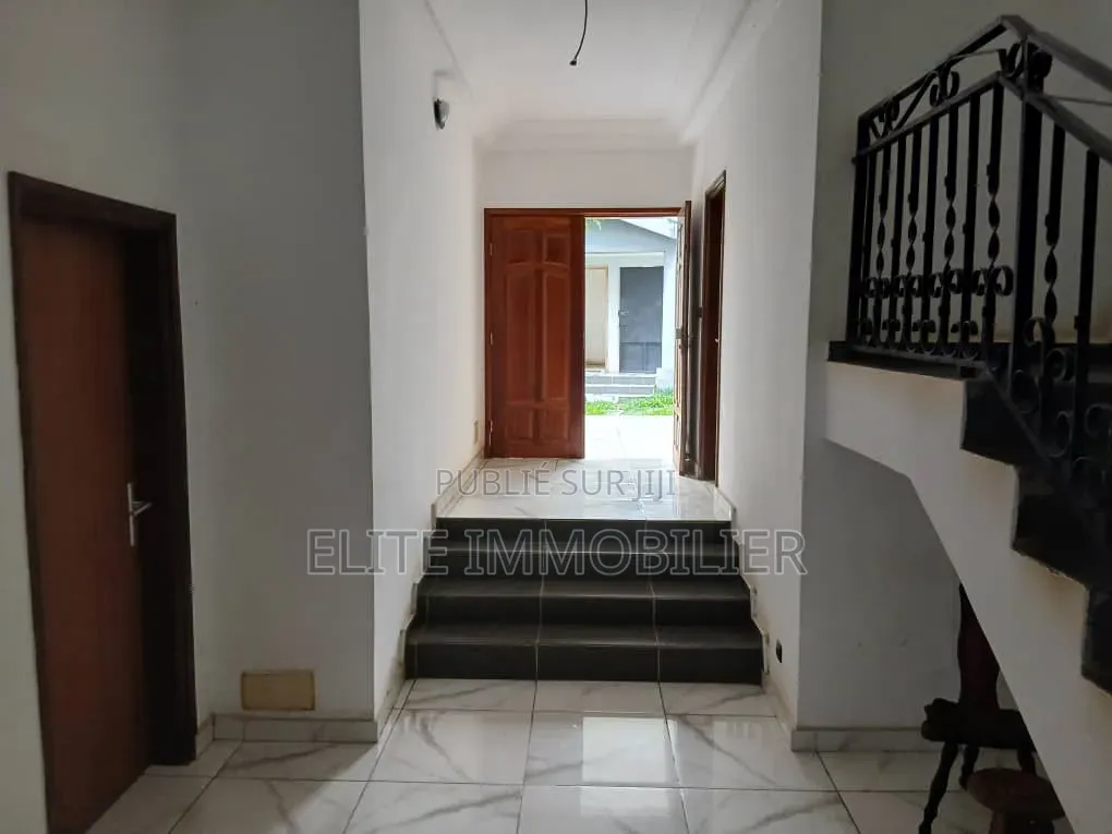 Meublé 8chbre Duplex dans Cocody Riviera à Vendre