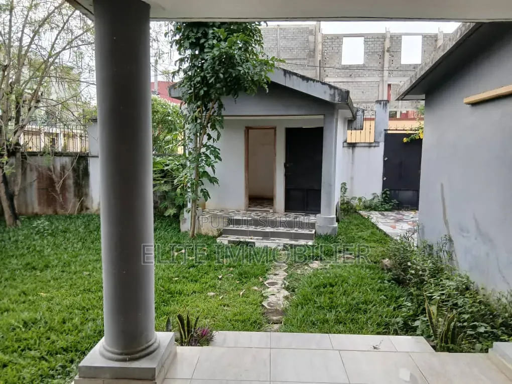 Meublé 8chbre Duplex dans Cocody Riviera à Vendre