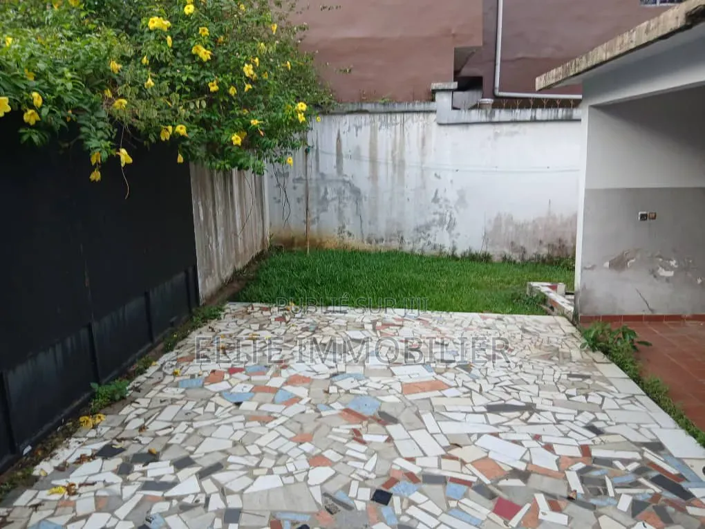 Meublé 8chbre Duplex dans Cocody Riviera à Vendre